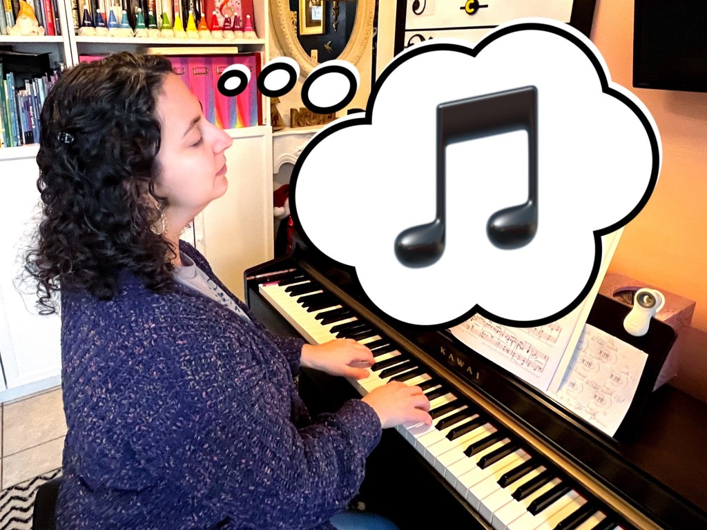 Pianists plays the piano. A thought bubble shows her thoughts. She is thinking about music notes.